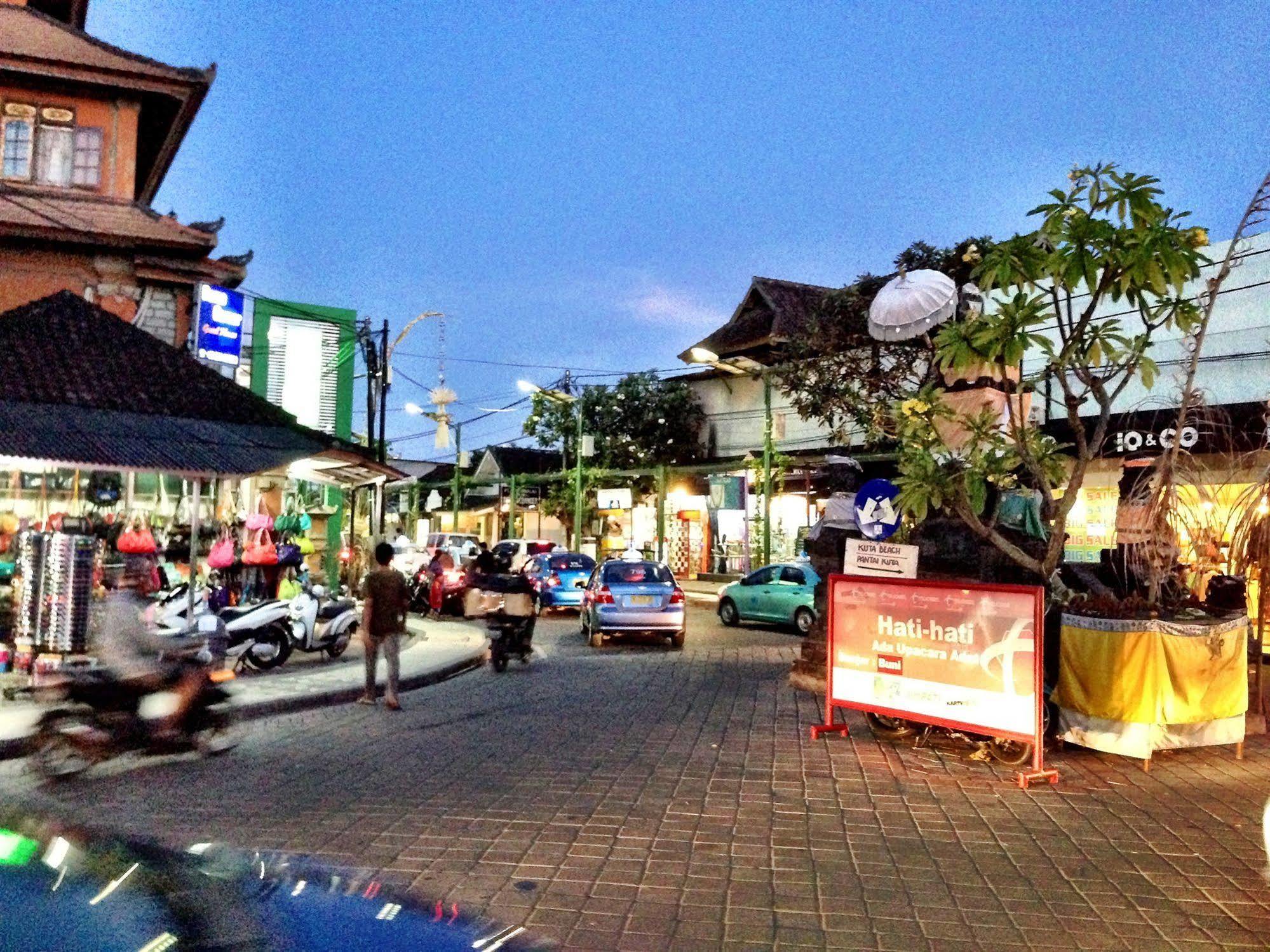 Bemo Corner Guest House Kuta  Exterior photo
